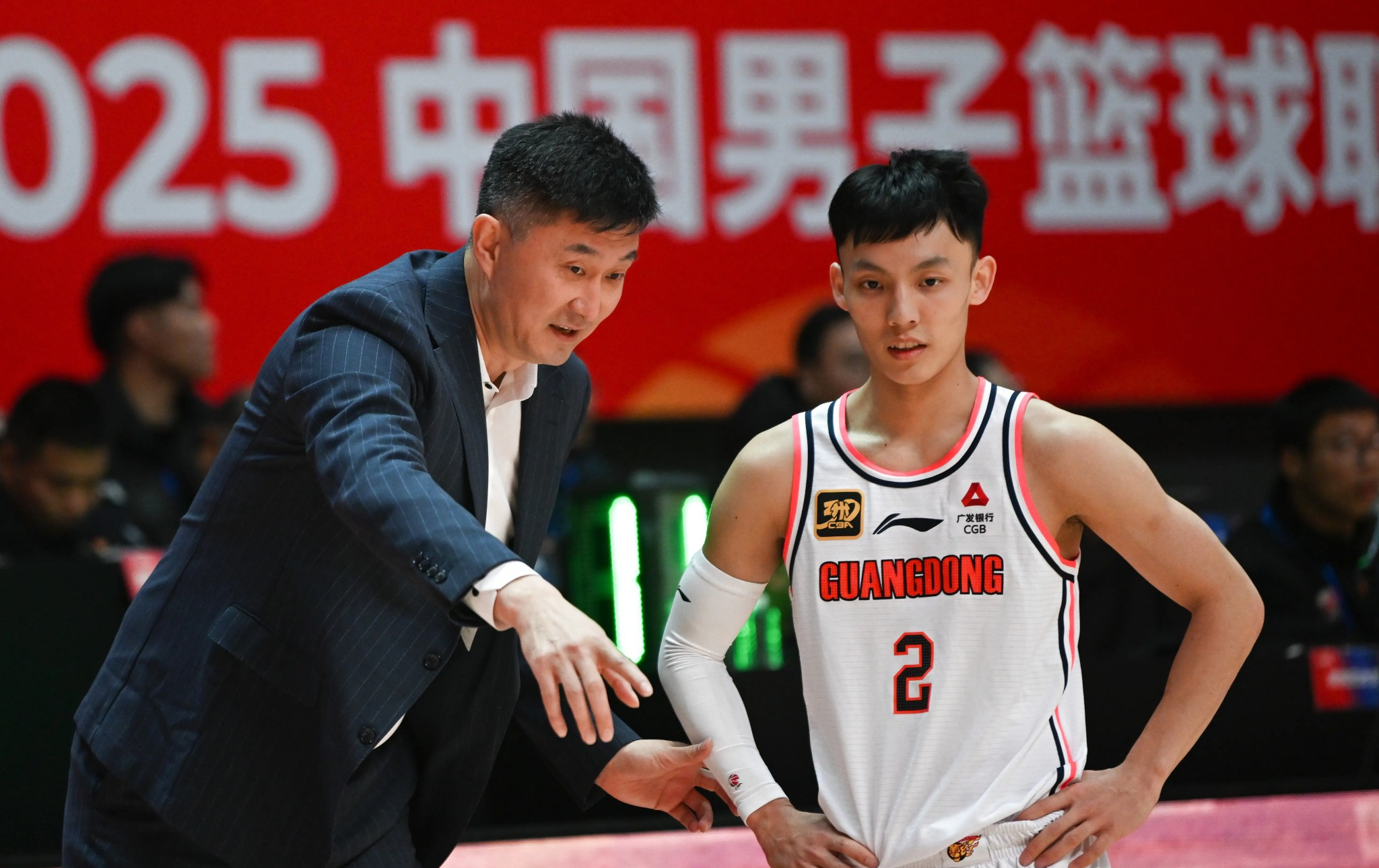 超级新秀领军球队赢得关键比赛